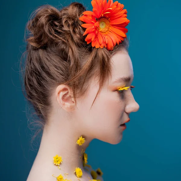 Hermosa joven en la imagen de la flora, primer plano retrato — Foto de Stock