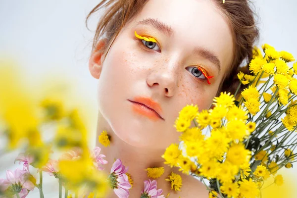 Mooi jong meisje in het beeld van flora, close-up portret — Stockfoto