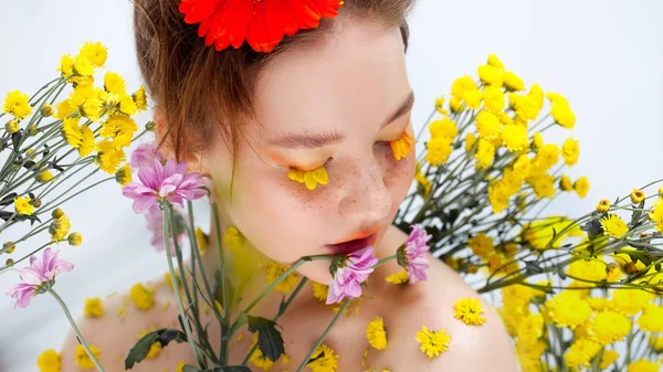 Mooi jong meisje in het beeld van flora, close-up portret — Stockfoto
