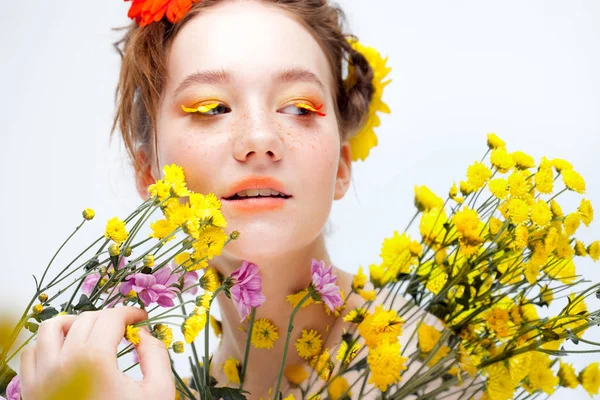 Schöne junge Mädchen im Bild der Flora, Nahaufnahme Porträt — Stockfoto