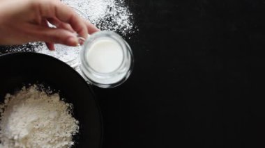 Yulaf ezmeli kurabiye pişirme. Maddeler tablosundaki el malzemeleri masanın üzerine koyar. Yulaf ezmesi, unu, süt, yumurta, çilek.