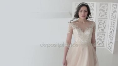 Gelinlik güzel genç kadın. Şirin esmer gelin.