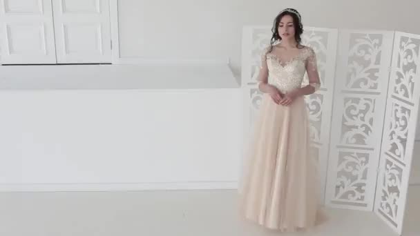 Bella giovane donna in abito da sposa. Affascinante sposa bruna . — Video Stock