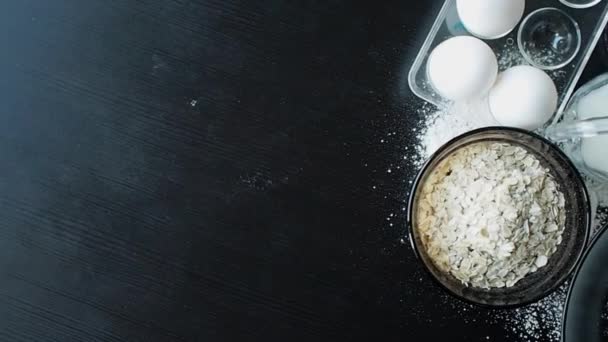 烹饪的燕麦饼干。在桌子上，成分全景。燕麦粉、 面粉、 牛奶、 鸡蛋、 浆果. — 图库视频影像