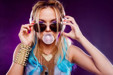 Disko tarzı üfleme kabarcık sakız gelen genç moda kız. Retro tarzı