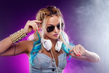 Disko tarzı genç moda kız. Müzik dinleme ve zevk. Retro tarzı