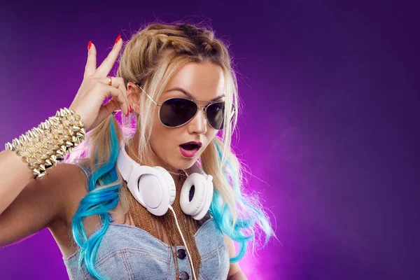 Giovane ragazza alla moda in stile disco. Ascoltare musica e divertirsi. Stile retrò — Foto Stock