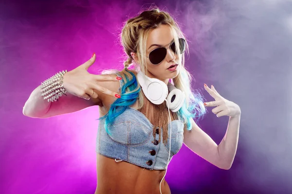 Giovane ragazza alla moda in stile disco. Ascoltare musica e divertirsi. Stile retrò — Foto Stock