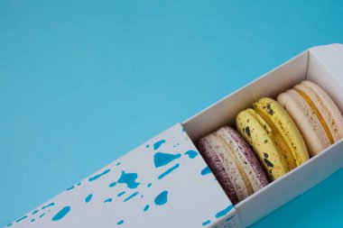 Hediyelik kutu tatlı makarna mavi bir arka plan üzerinde