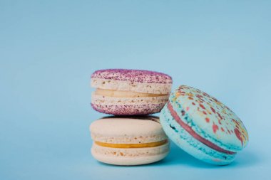Macaroons mavi bir arka plan üzerinde farklı türleri