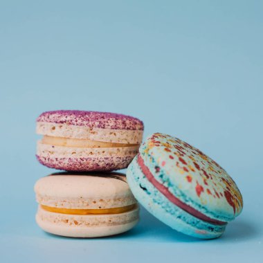 Macaroons mavi bir arka plan üzerinde farklı türleri