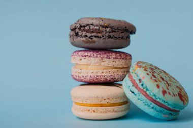 Mavi bir arka plan üzerinde renkli macarons Fransız