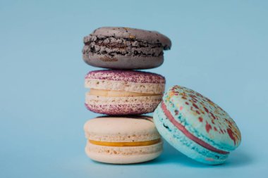 Mavi bir arka plan üzerinde renkli macarons Fransız