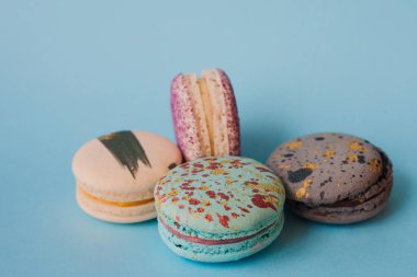Mavi bir arka plan üzerinde renkli macarons Fransız