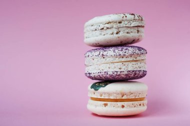 Pembe bir arka plan, güzel tatlı, boş alan macarons yaptı