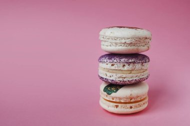 Pembe bir arka plan, güzel tatlı, boş alan macarons yaptı