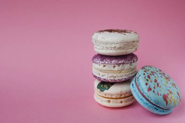 Pembe bir arka plan, güzel tatlı, boş alan macarons yaptı