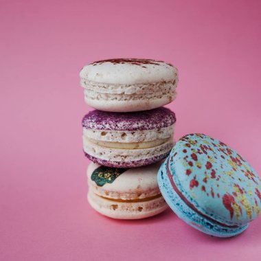 Pembe bir arka plan, güzel tatlı, boş alan macarons yaptı