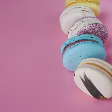 Çok güzel macarons. pembe bir arka plan