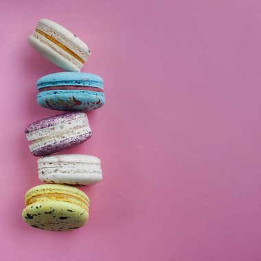 Pembe bir arka plan, güzel tatlı, boş alan macarons yaptı