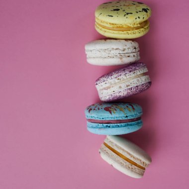 Çok güzel macarons. pembe bir arka plan