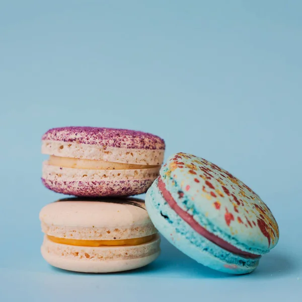 Macaroons mavi bir arka plan üzerinde farklı türleri