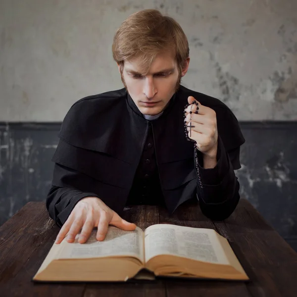 Retrato del apuesto joven sacerdote católico orando a Dios . — Foto de Stock