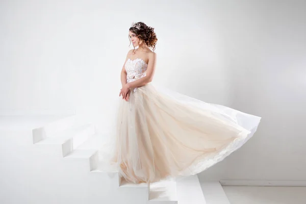 Konzept der Braut in Richtung zukünftiges Glück. Porträt eines schönen Mädchens im Brautkleid. — Stockfoto