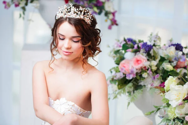 Porträt, Hochzeitsfrisur, Brünette mit lockigem Haar. schöne Mädchen in einem Hochzeitskleid. Nahaufnahme — Stockfoto