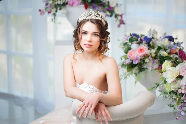 Porträt, Hochzeitsfrisur, Brünette mit lockigem Haar. schöne Mädchen in einem Hochzeitskleid. Nahaufnahme — Stockfoto