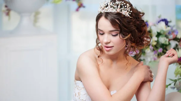 Porträt, Hochzeitsfrisur, Brünette mit lockigem Haar. schöne Mädchen in einem Hochzeitskleid. Nahaufnahme — Stockfoto