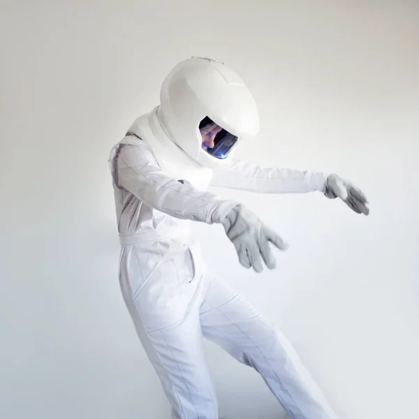 Schwerelosigkeit. Fantastischer Weltraumanzug. Astronaut schwebt im Nichts — Stockfoto