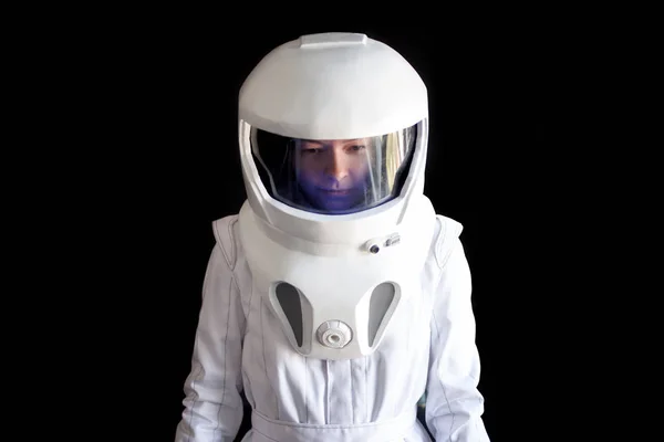 Astronauta en un casco mira hacia abajo. Fantástico traje espacial. Exploración del espacio exterior . — Foto de Stock