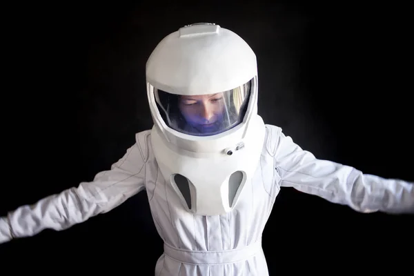 Astronauta en un casco mira hacia abajo. Fantástico traje espacial. Exploración del espacio exterior . —  Fotos de Stock