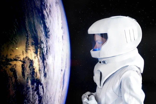 Astronauta mirando a la Tierra desde el espacioExploración del espacio exterior. Elementos de esta imagen proporcionados por la NASA . — Foto de Stock