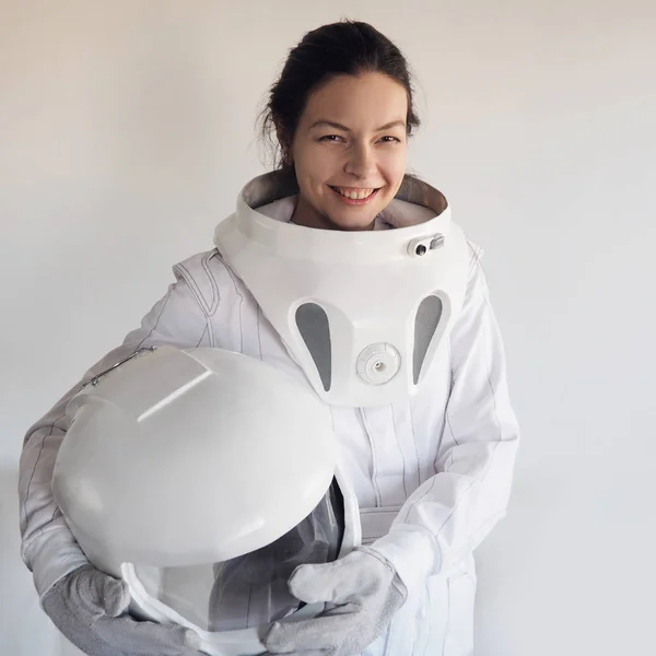 Astronauta sobre fondo blanco. Fantástico traje espacial. Exploración del espacio exterior . —  Fotos de Stock