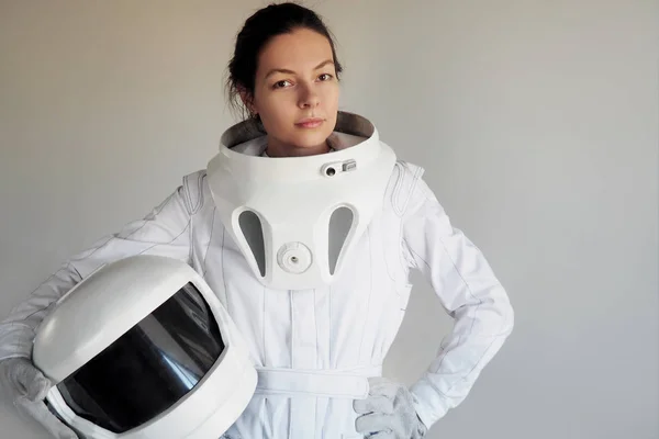 Astronautin auf weißem Hintergrund. Fantastischer Weltraumanzug. Erforschung des Weltraums. — Stockfoto