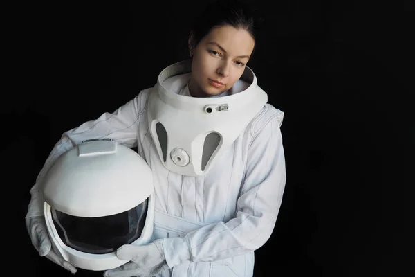 黒の背景に女性宇宙飛行士。幻想的な宇宙服です。宇宙空間の探査. — ストック写真