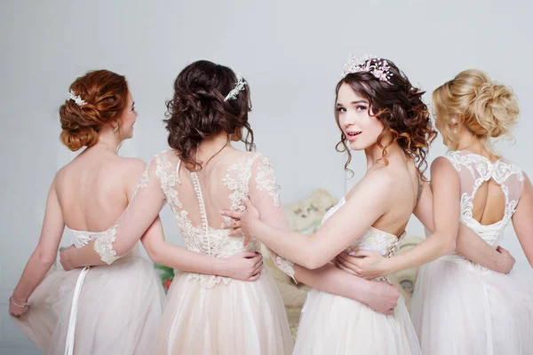 Gelin düğün salonda. Dört güzel kız birbirlerinin içinde silah vardır. Arka kapağı transparan, yakın çekim dantel etek