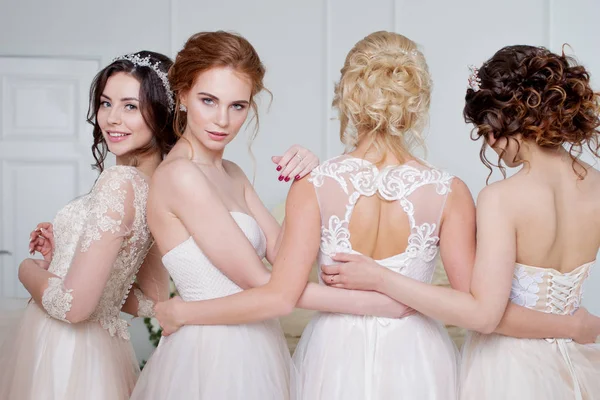 Gelin düğün salonda. Dört güzel kız birbirlerinin içinde silah vardır. Arka kapağı transparan, yakın çekim dantel etek