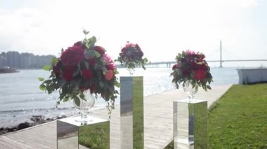 Düğün tasarımı. Kırmızı çiçekler buket. Açık