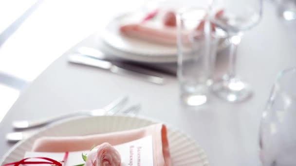 Mariage fleuriste. Beau Bouquet Sur La Table, Plats Et Table Servie 