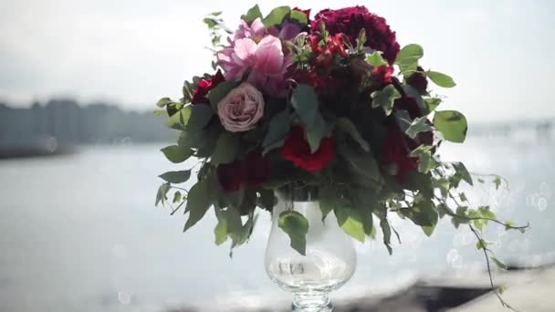結婚式のデザイン。赤い花のブーケ。屋外 — ストック動画