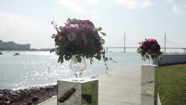 Düğün tasarımı. Kırmızı çiçekler buket. Açık — Stok video