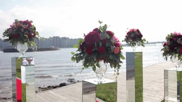 Ο σχεδιασμός των γάμων. Μπουκέτο με κόκκινα λουλούδια. Εξωτερική — Αρχείο Βίντεο