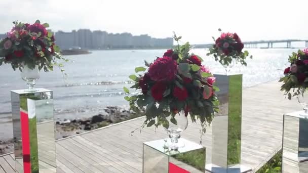 El diseño de las bodas. Ramo de flores rojas. Exterior — Vídeos de Stock