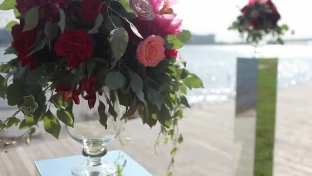 Utformningen av bröllop. Bukett av röda blommor. Utomhus — Stockvideo