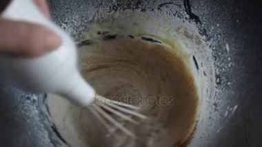 Yemek pişirme sürecinde. En baştan görüntülemek, meyilli bir çırpma teli ile fırçalamak
