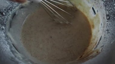 Yemek pişirme sürecinde. En baştan görüntülemek, meyilli bir çırpma teli ile fırçalamak