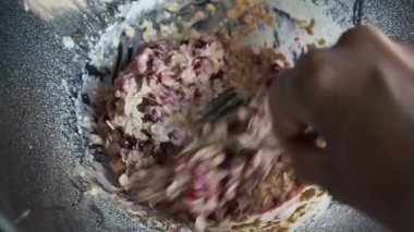 Yemek pişirme sürecinde. En iyi, karışımı yulaf gevreği çilek ile üzerinden görüntülemek